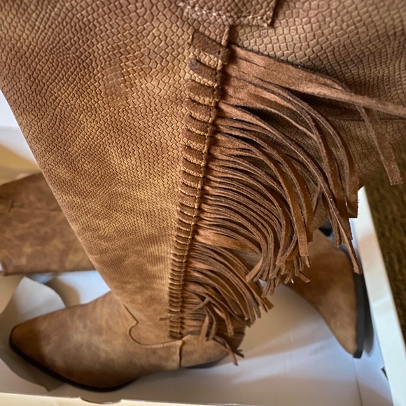 BRAND NEW BOOTS - Picture 2 of 3